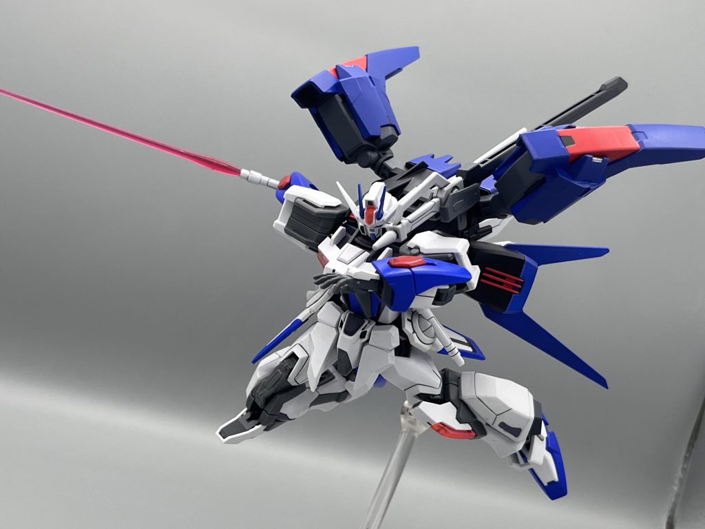 ビームサーベルで。腰につけた状態でも刃が展開可能で、ビームガンとしても使用可能。