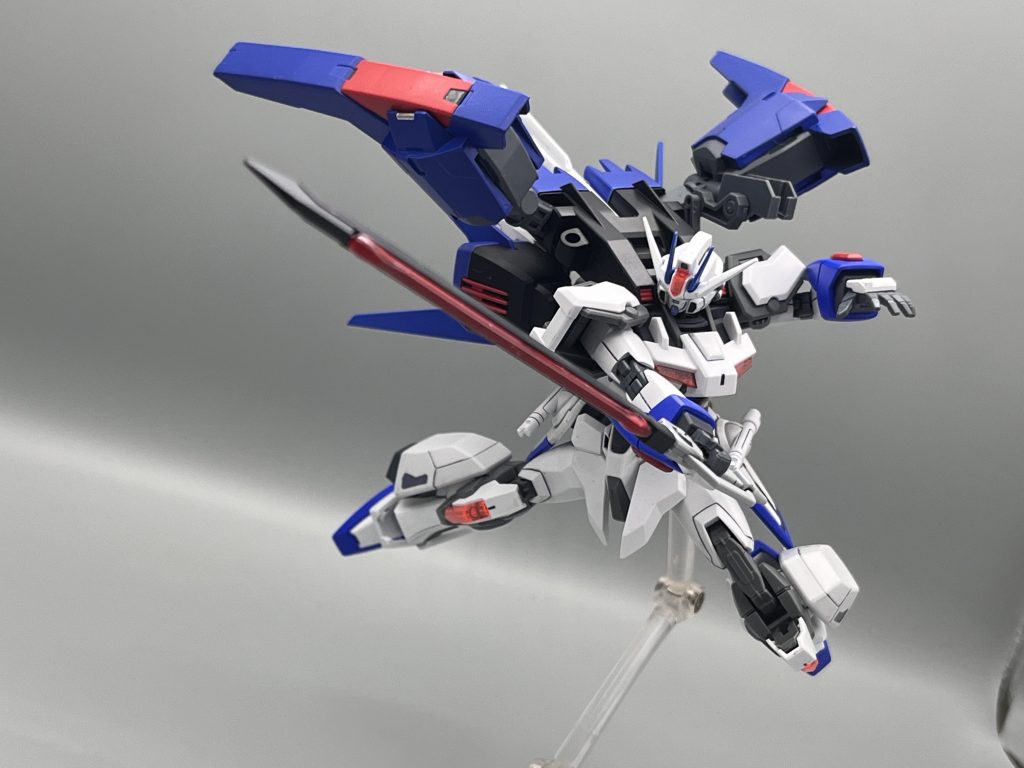 斬り掛かる!本機のスピードと重斬刀の威力で敵を一刀両断に圧し切る。