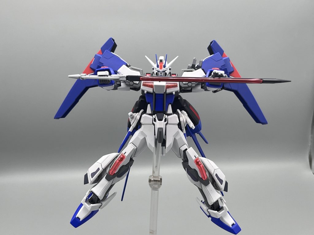 重斬刀 レーヴァテイン本機の特徴的な武装。大型でありながら、片手で扱うことの出来る軽さである。展開時には赤のビーム刃が形成され、ビームサーベルを優に超える威力となる。