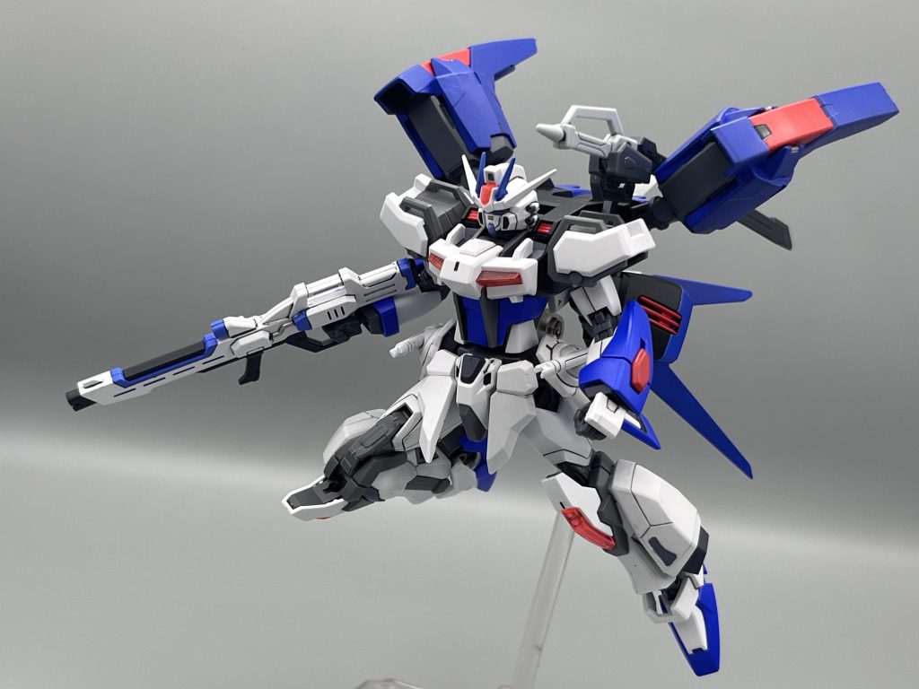 ストライカーと本体の青は別の色を使い微妙に違いを出して情報量を増やしています。