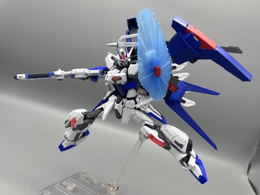 両腕にはビームシールドを装備。