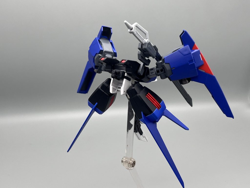 シュトルムストライカーエールストライカーをベースに主翼の部分を大型ブースターポッドに変更し、更なる機動力の強化を果たした。