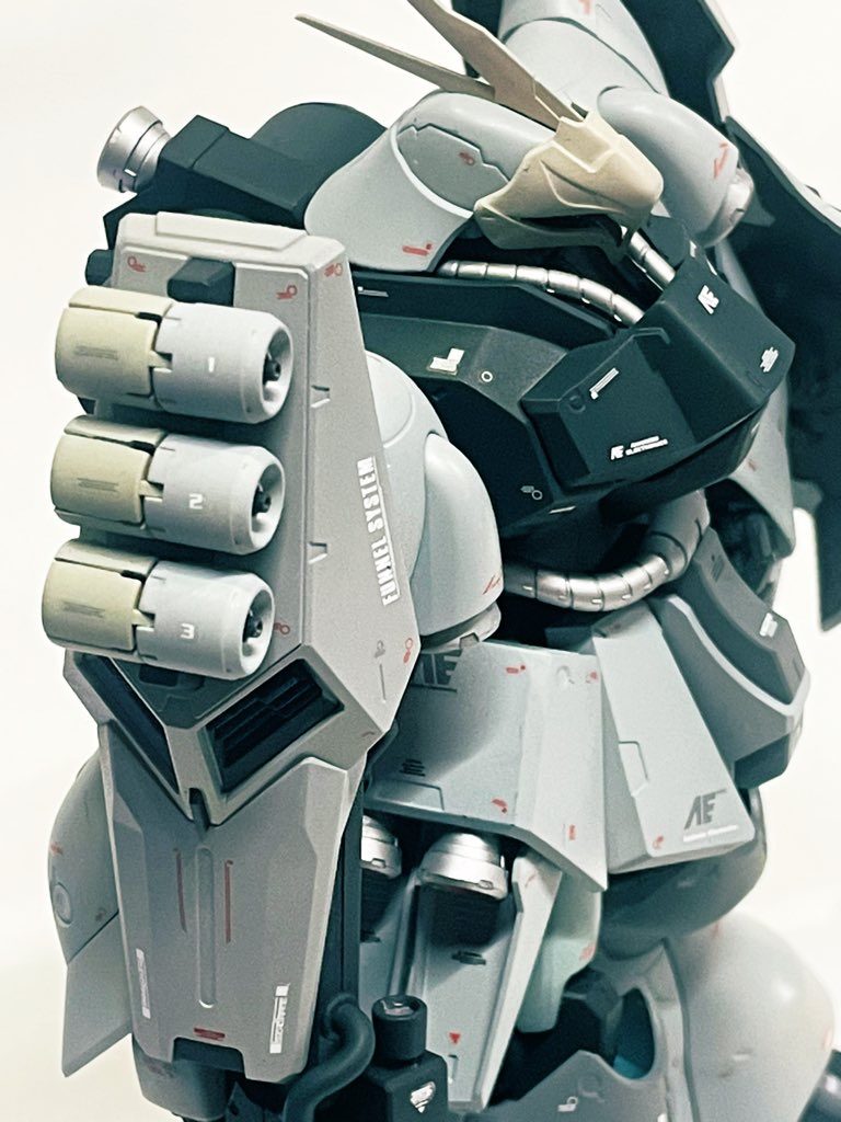 ここぞとばかりに300枚近いデカールを貼ってみました。ファンネルにまで満遍なく。