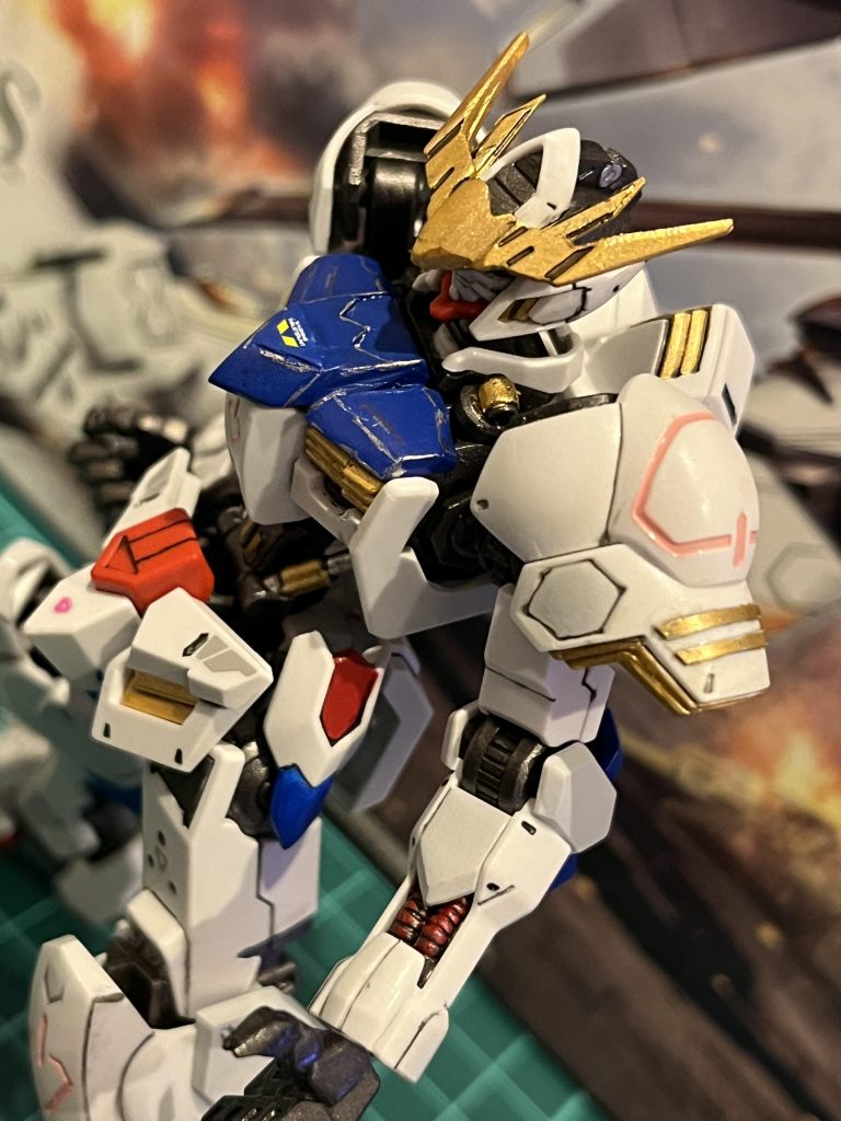 ブレードアンテナ増設と肩章風モールド。RG風の白+グレーの塗分けをしたかったのですが、グレーが白過ぎました😭パイプ部の赤はかっこいい気がします💪