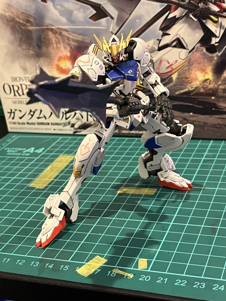 メイスを装備させて。各所シャープ化、スジ彫りも追加しました。手首部分の合わせ目は段落ちにして手抜き。あとハンドパーツをコトブキヤのワイルドハンドに変更してます✊(好みですが若干デカ過ぎました)