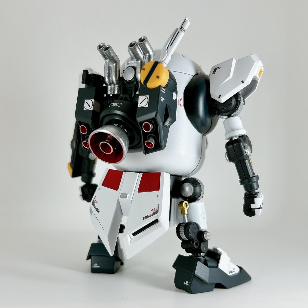 【素立ち】今回のお題の「俺のニューガンダム」を考えたとき、私の原点はプチッガイとモビルハロなので、モビルハロをベースにEG νガンダムのパーツをミキシングする形で完成させてみました。明らかにモビルハロなんだけども、配色と各種パーツでνガンダムっぽさも感じていただければ幸いです(^^♪