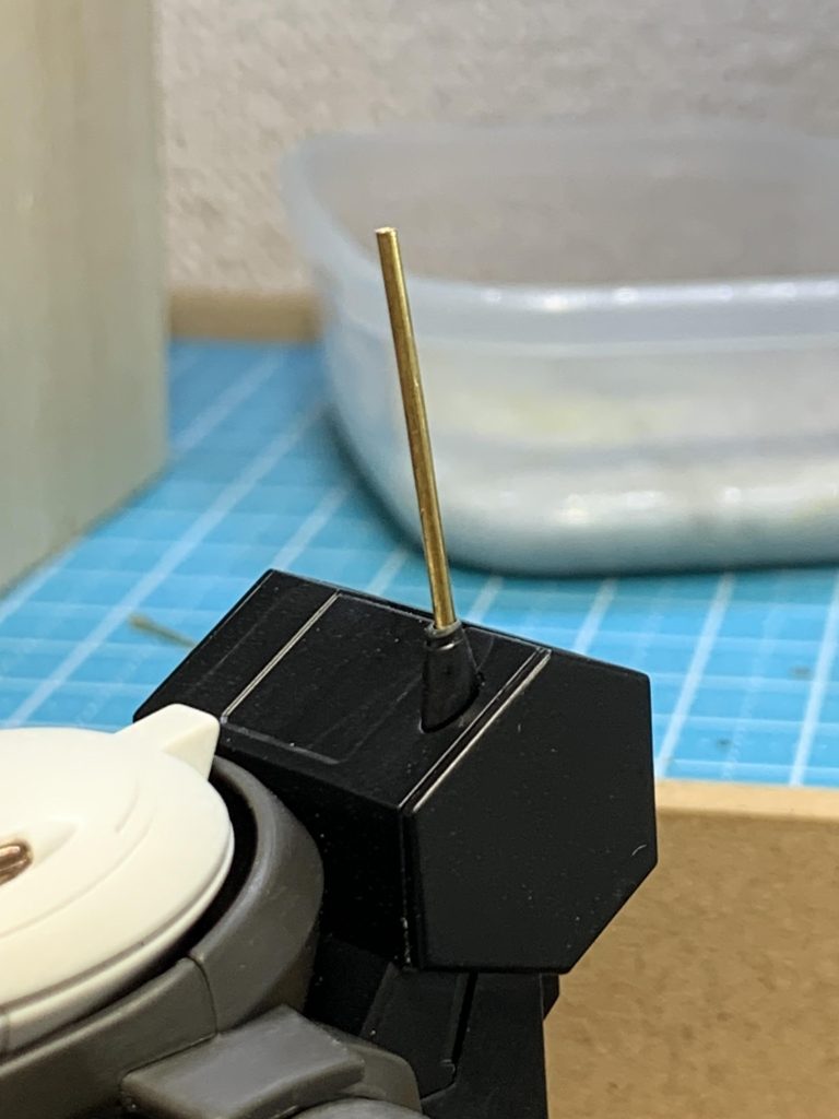 バックパックのアンテナも短かったので真鍮線に置き換えました。