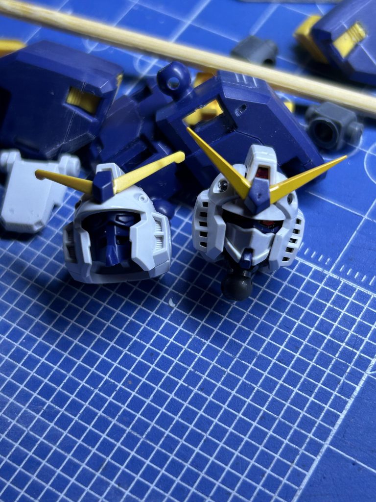 フェイスパーツが違うので交換