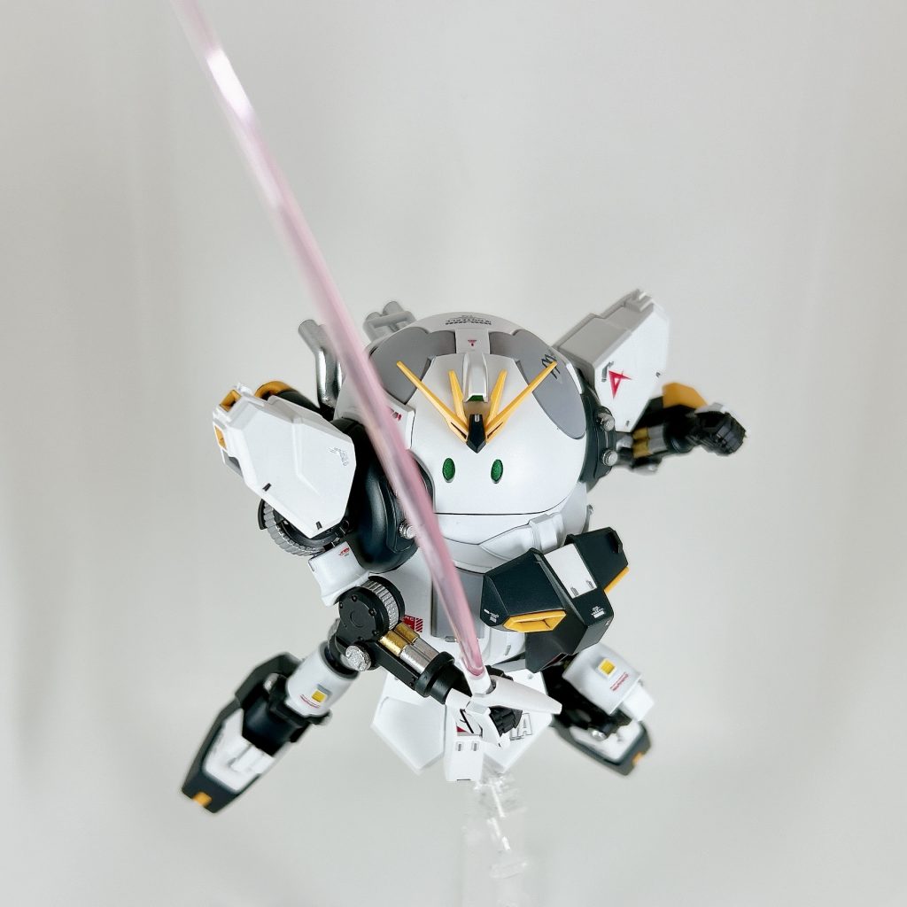 【ビームサーベルアクション 】モビルハロ自体の作成はもう3つ目になるのですが、何回作っても素晴らしいキットですよね~!良く動くし、ハロ収納ギミックもあるし、グリーンの瞳がカッコいい(*‘∀‘)お陰で、基本装備のビームサーベルのアクションシーンもバッチリ決まります!(柄先のビームエフェクトは見当たりませんでしたw)