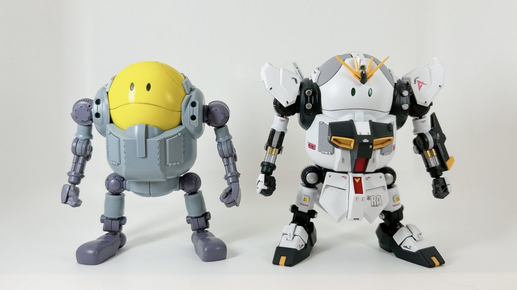 【素体との比較】初代モビルハロと比較すると全体的にマッシブに、下駄分少し身長も上がっていますね。前述のハロ上下可動により、凛々しさも感じられますwちなみに初代を作成したのは2020年です。4年前の僕へ・・・キミ、1年後にはミキシングの沼にハマって、4年後には模型部屋作って、塗装ブースまで買っているぞw