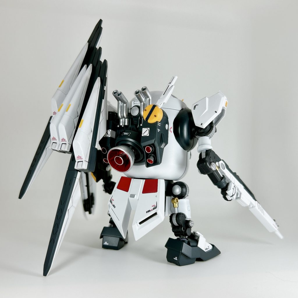 【フル装備状態 素立ち】ビームライフル、シールド、フィンファンネル装備状態です。実際はHGUC νガンダムのフィンファンネルも装備できるみたいですが手持ちにあったのが「フィイクニューウェポンズ」だったので、そちらを装備していますwファンネルが入ると、よりνガンダム感が出ますね~(*'▽')