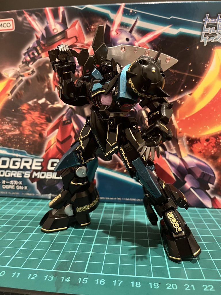 ブレードの刃は潰してある設定なので、刃側にデコってあります💍このキットかっこいいんですが、可動域が悪く(特に上半身)ポージングは苦労しますね😵💫