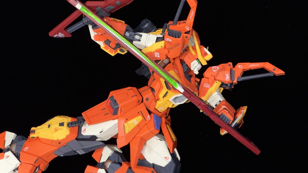 悪の3兵器の中でも装備一つでかなり印象と活躍が変わったソードカラミティですが、特に2号機のエドワード・ハレルソンの声が騎士ガンダムの松本保典さんなのもあってかなりヒロイックに感じました。ソードインパルス然り、やはり大きい剣2本に暖色系は大正義か...