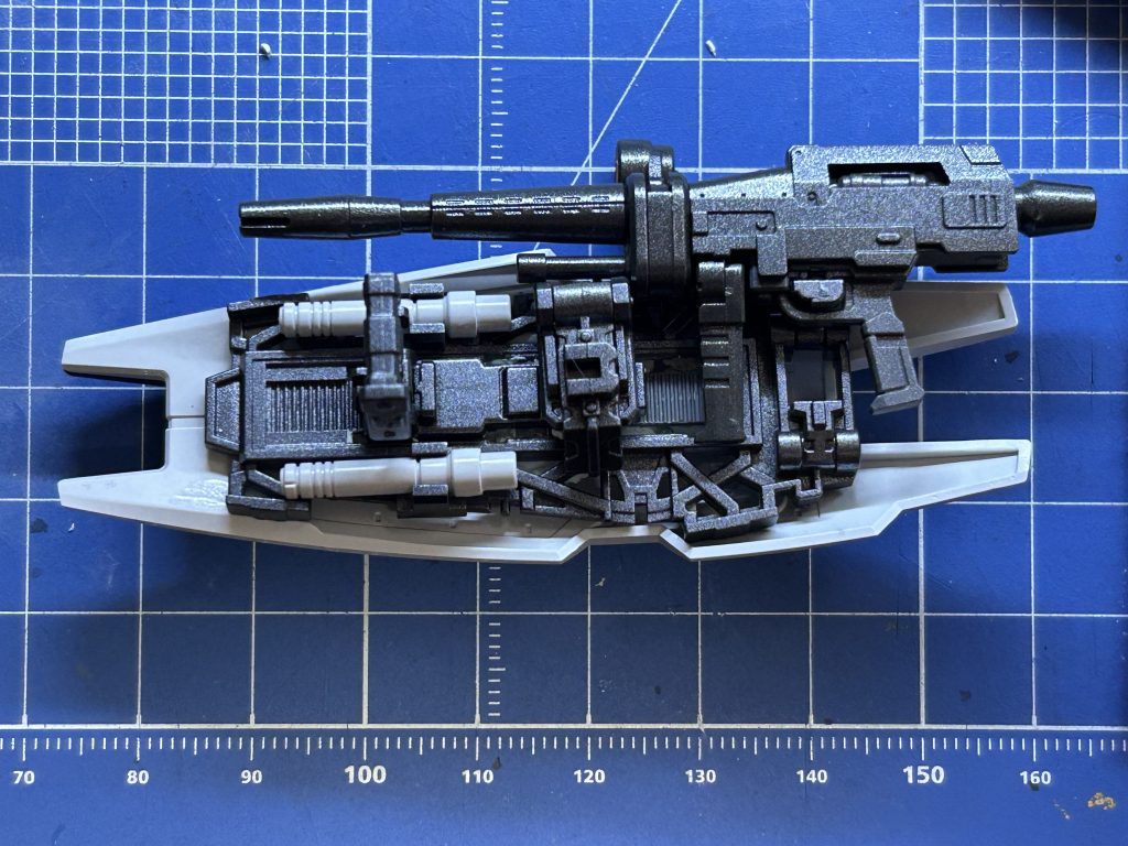 設定によるとガンダムのビームライフルもあるそうなのでRGのようにマウントできるように接着