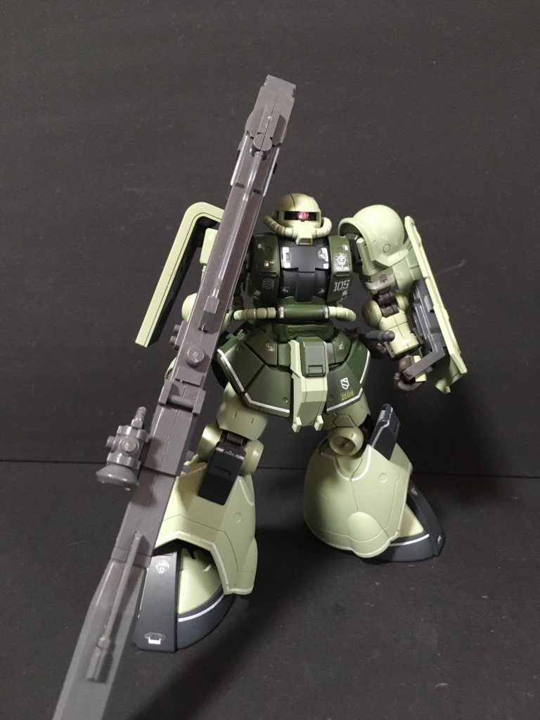 正面右生存率向上のため右肩はザク２のシールド付き換装つつ、オリジン版盾を左手に装着させています。