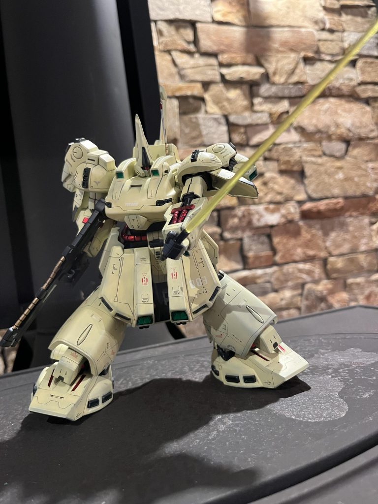 次はビームサーベルを振りかぶるポージング！やはりジ・Oはビームサーベルのがカッコいいですね(*'▽'*)