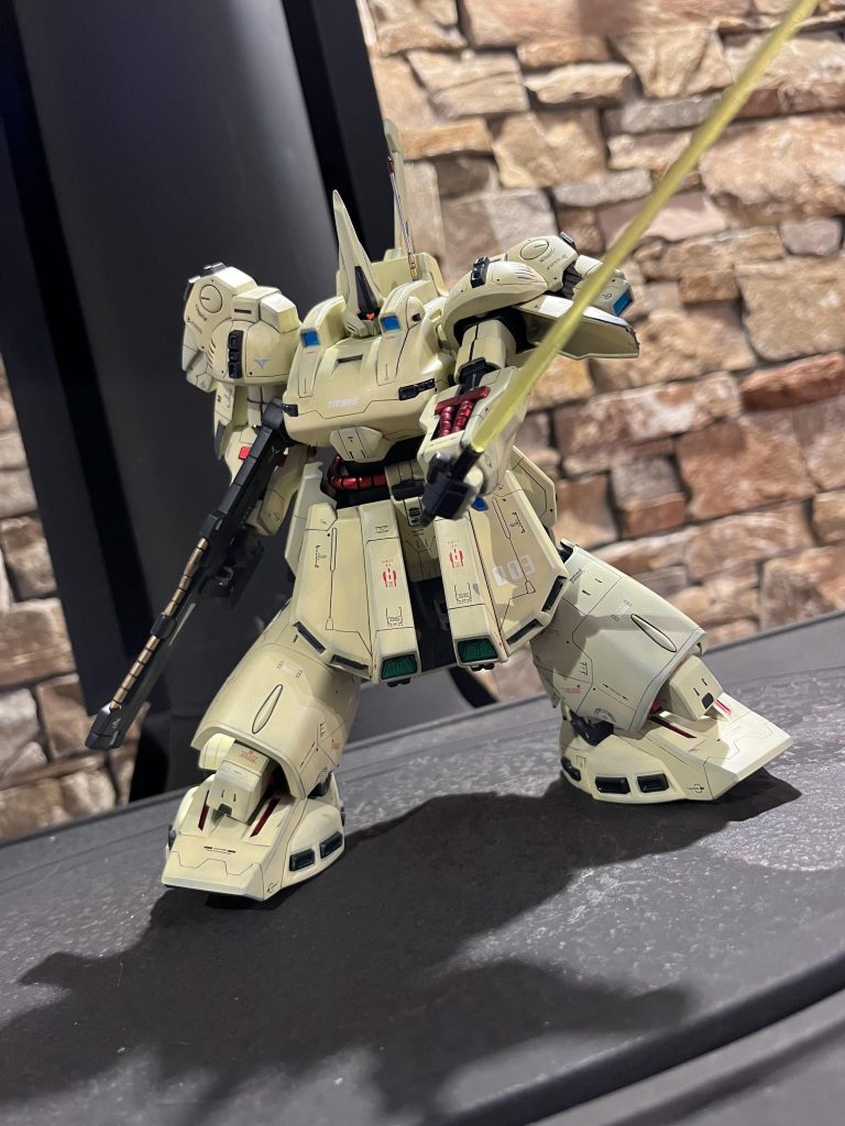 ちなみに今回はモノアイをメタルパーツに変更してモノアイを蛍光色で塗装しているので画像の様にブラックライトで光ます(๑>◡<๑)