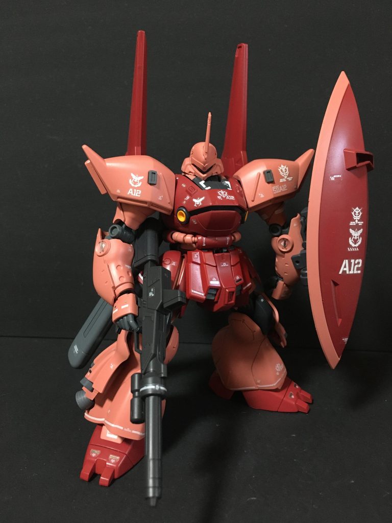 両肩はゲルググJ用、シールドはゲルググ用、ビームライフルはリゲルグ用、腰前方パーツは高機動型ザク陸戦用、両足側面にイフリートの追加装甲をミキシングしつつ、腰の動力パイプと頭部の角はビルダーズパーツに変更しています。