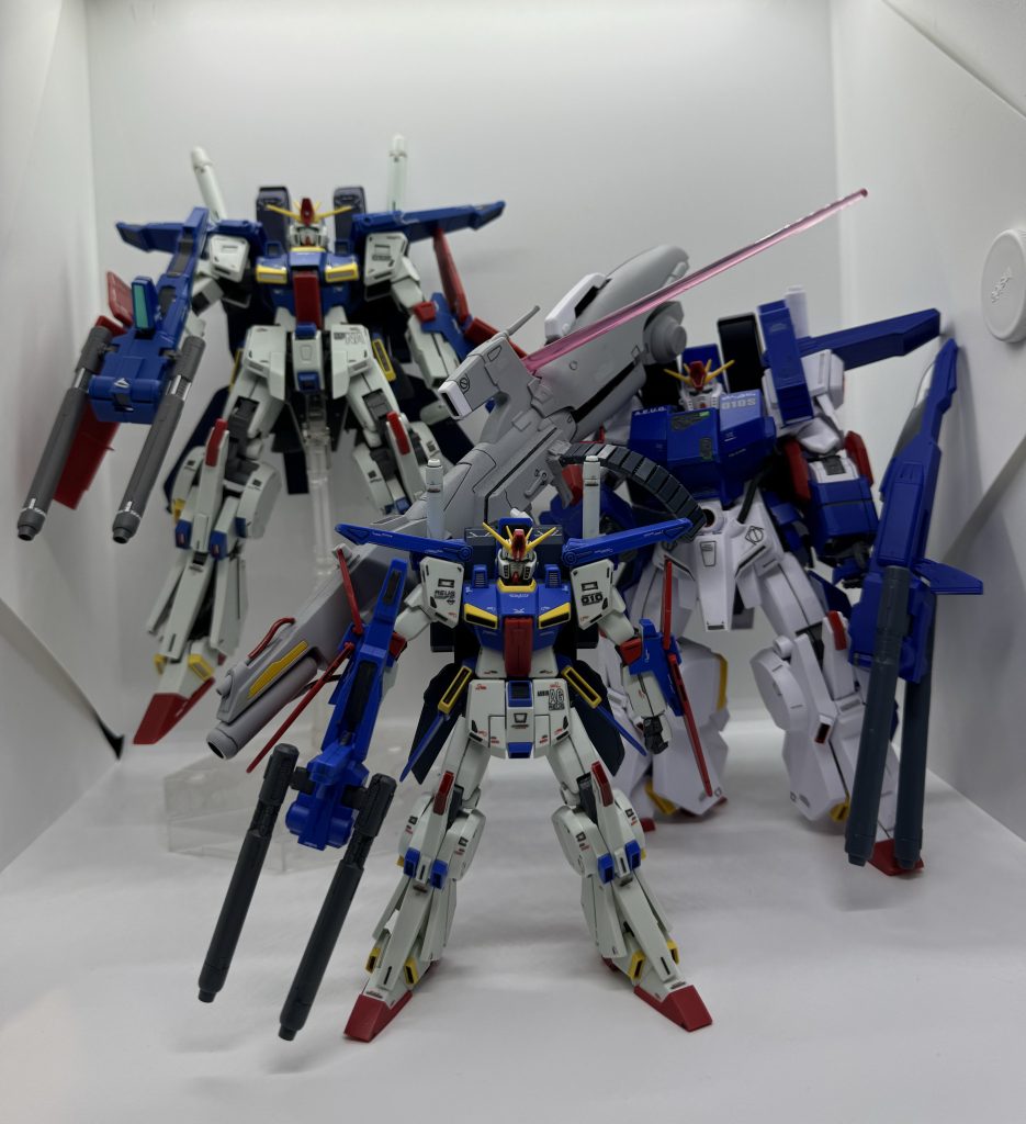 「MG 1/100 強化型ZZガンダム(ver.ka)」「MG 1/100 フルアーマーZZガンダム」「HG 1/144 ZZガンダム」なんだかんだで、1/144スケールが1番おさまりのよい大きさだな、と感じた。1/100だと飾るのが大変なんですもの。