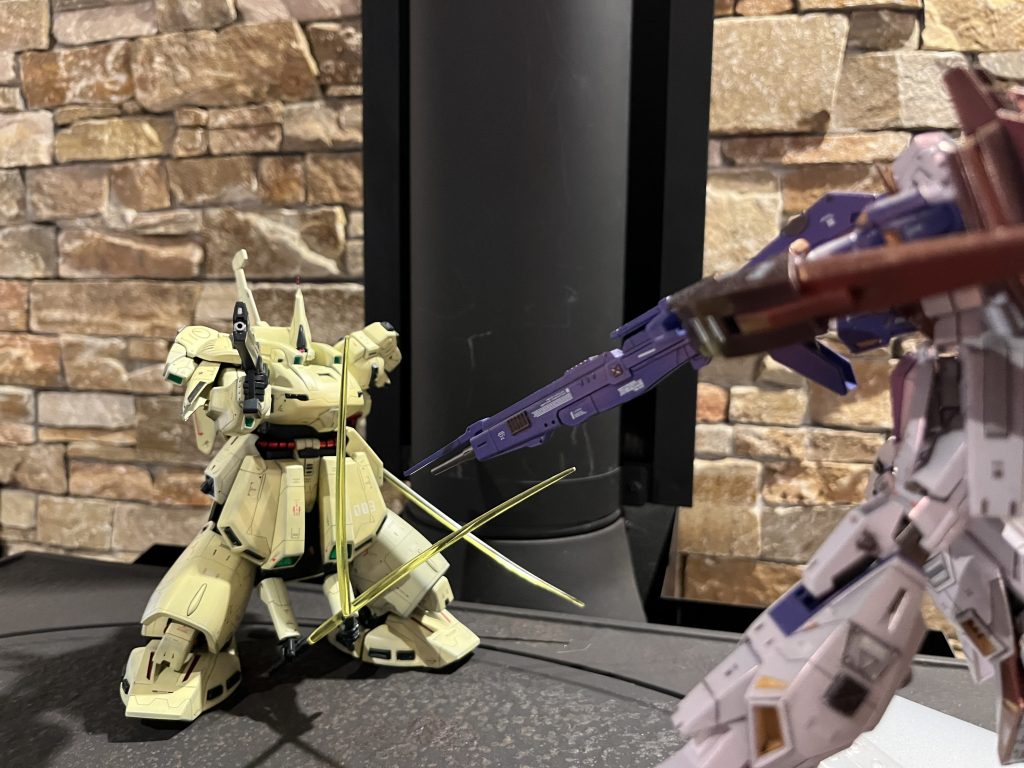 続いてZガンダムと戦闘シーンを再現！この2機の戦いはほんとに目が離せないです(● ˃̶͈̀ロ˂̶͈́)੭ꠥ⁾⁾