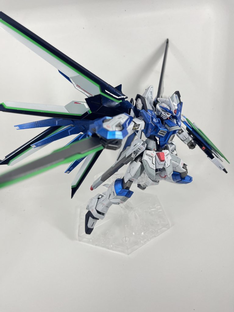 オリジナル武装のソードビットはネオジム磁石で盾に装着可能です。余ったビームライフルも盾に仕込みモリモリ武装にしました。翼展開時にGN粒子をばら撒き、高起動力で戦場を駆け回るイメージです。