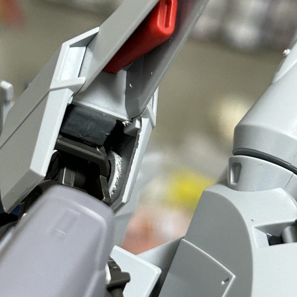 ガンダムフレームの肩、装甲を四角いピンで固定するじゃないですか。2010年代のHGでよく使うポリキャップで、余りがちな四角い軸受があると思います。そいつが若干きついけど入るかなくらいの塩梅なので、凸側ヤスって調整、付けたい肩装甲(写真はHGレジェンド)に瞬着でポリキャップ固定すれば比較的お手軽に好きな肩に出来ますぜ（2枚目）