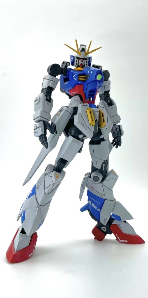 ドラグーンシステムの前に、一度この姿を載せておきます☝🏻 モビルゲイツの脚を取り付けて、サイドアーマーはモビルシグーの物へと変更。さっきの姿よりも下半身がマッシヴな印象になりましたね☺️ 肩はモビルジンとドレッドノートのショルダーパーツを交換する事を想定してフレーム式にしてみたんですが、ここで問題が・・ 時間が足りない 肩パーツの取り付け方を磁石にするのか、はたまたジョイントパーツで接続するのか、、良い案が出ないまま時間が過ぎてしまったので、今回はあえなく両面テープを使って貼るとゆう選択に頼ってしまいました💧 もちろん、プラモデルを作る事において両面テープを使う事は御法度だ！なんて言うつもりはありません☺️ただ、私自身が勝手にちょっぴり後悔してるだけです✋🏻😊