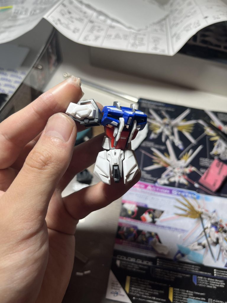 肩、腰部は1mmプラ板にC面出し。