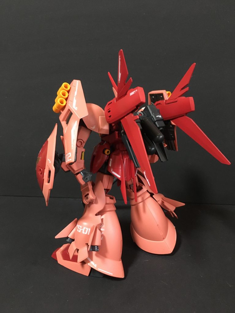 後方ショットリバウは大分以前にシャア専用カラーで制作していたのですが、何かしっくりこず(特に頭部マスク)、、、仕上げせずに長いこと放置していたのですが、今回改めてプチ改造含めて仕上げを行いました。ヤクトドーガの肩が思いの外フィットして満足しています。