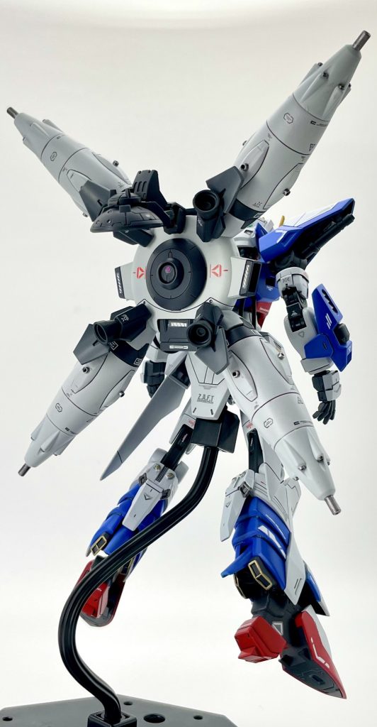 本体とドラグーンのユニットは携帯の充電ケーブルだったか、余っていたリード線だったか忘れましたがケーブルで繋がれている姿にしました😌 あと「開く」ギミックも盛り込んでみました☝🏻 メンテナンス時に開くのか、はたまた冷却のためなのか・・そのへんの話は置いといて 「開く＝ロマン」 それだけでやりました←本当です