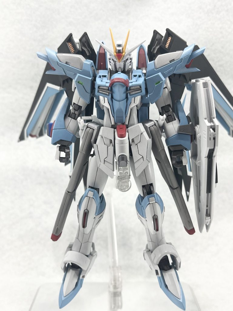 スタイル変更で 太もも 3mm 上腕 2mm 胴体 3mm 足首 1mm延長してます。それに合わせて、フロントアーマー、レールガンも延長。レールガンはヤスって細くしてます。アンクルガードも前方のアーチ部分を一度切り離して幅を狭めるように再接着してます。その他、上半身中心にプラ板でディテール追加しました!