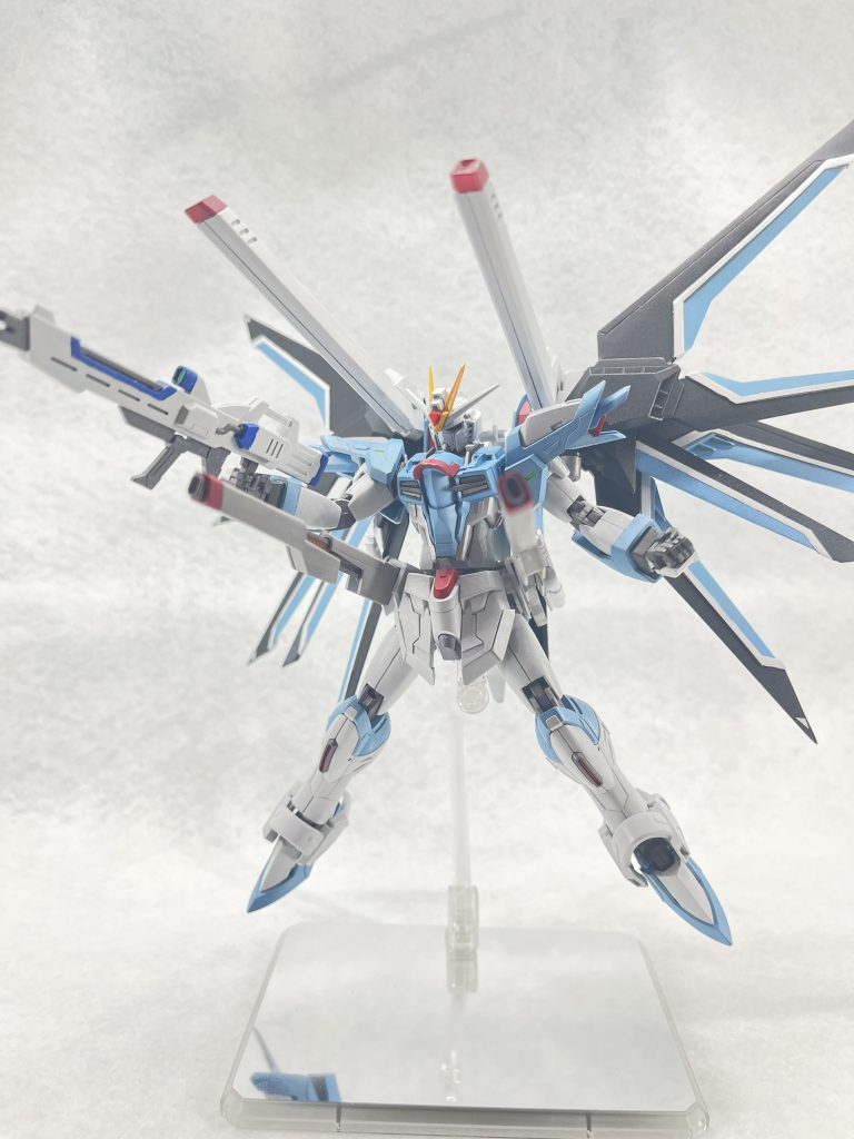 ウィングは白い部分の合わせ目が気になったのでパーツを接着して元々のモールドを全部消しちゃいました。(やり始めたあとめっちゃ後悔😅)プラ板で白部分を貼り付けてます。白いラインが気持ち細くなるように0.1〜0.2mmくらい細くしてます、