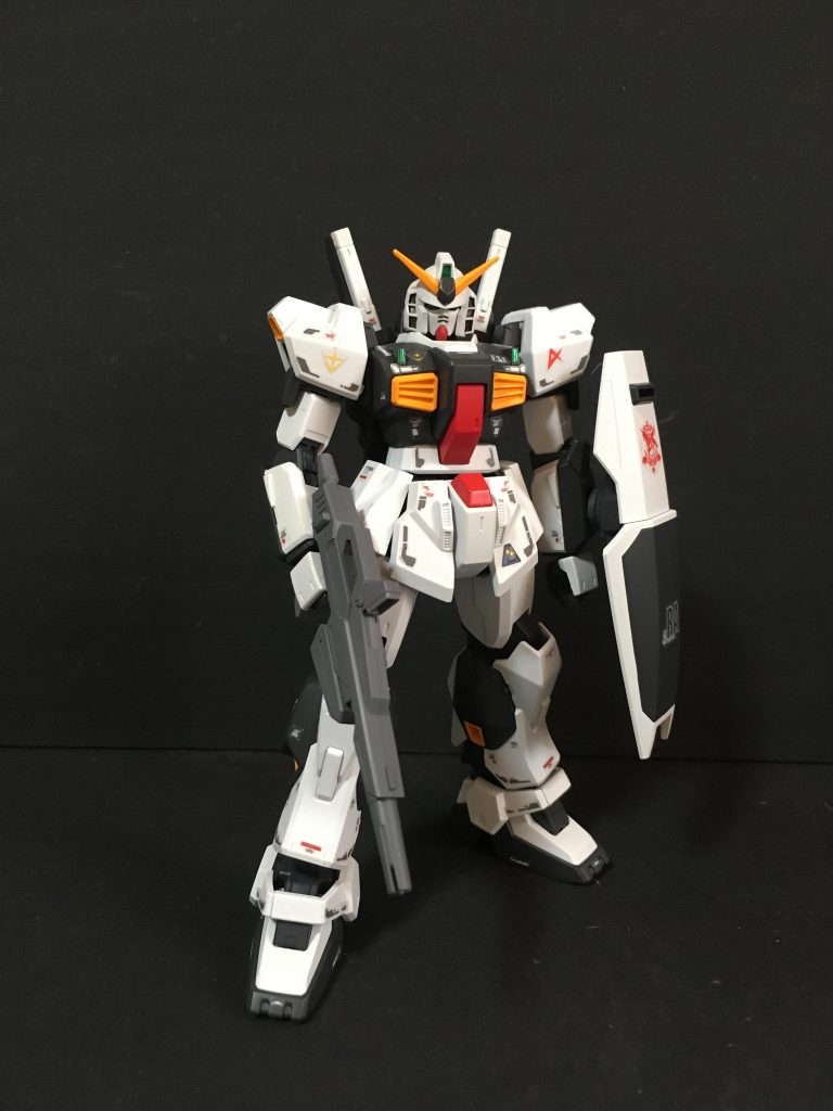 正面右側もともとMk2はニューガンダムに近い配色なので見分けがつかないかもしれませんが、、、フクラハギ両側面と上腕の表側も濃いブルー配色となります。