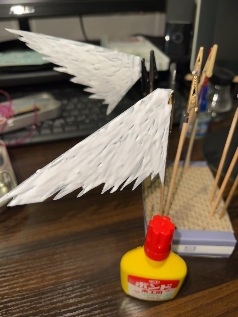 木工バンドを塗ったくって、爪楊枝でソレっぽくする。