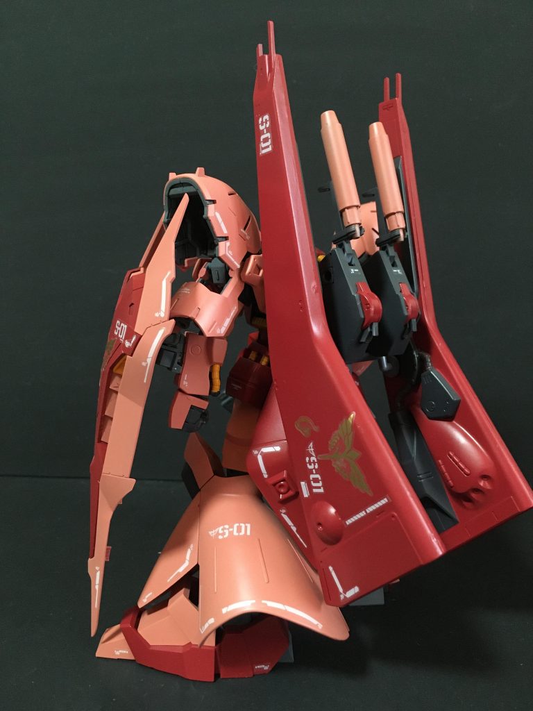 後方ショットバックパックにはビームピストルではなくドーベンウルフのインコムユニットを装備させています。ジオングも有線式でしたし、いきなりファンネルは自信がなかったので、インコムでテストしたのかなー という妄想設定です。