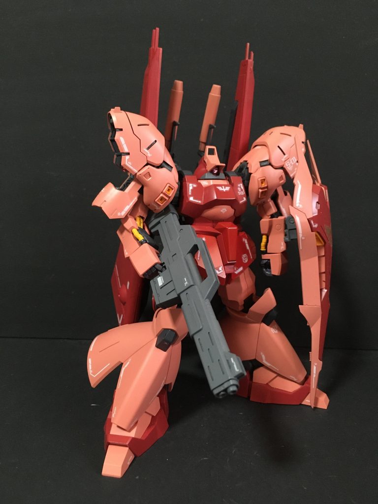 正面右側武装はサザビー用ビームライフルを保持させました。