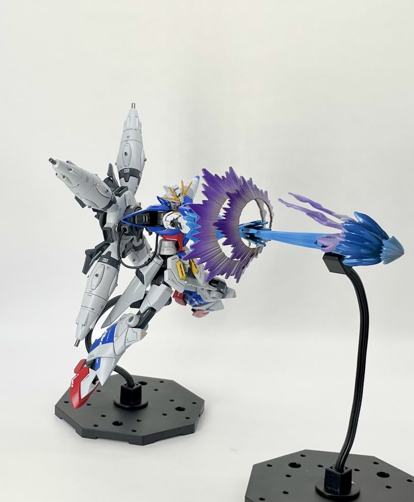 そして、右腕に取り付けられた謎のパーツの正体は、、  パルマフィオキーナですっ！ この時点ではまだ掌にビーム砲を納める事は技術的に出来ないが、外付け式にしてみたら試験的だしビジュアルもゴッドみたいになってカッコ良いかなぁっと思って取り付けました✨ 一応脳内設定ではその威力にまだシグーのフレームでは耐えきれず腕が破壊されてしまった記録が残っている・・っとしています笑 そうっ！グラデーションですが、エフェクトパーツ類は、まず銀で塗装したあとに白くして、外側からクリアカラーを重ね塗りしていくようにやってみました☝🏻 ホントにグラデーションはやってて楽しいですよね✨綺麗に塗れてホッとしています😊