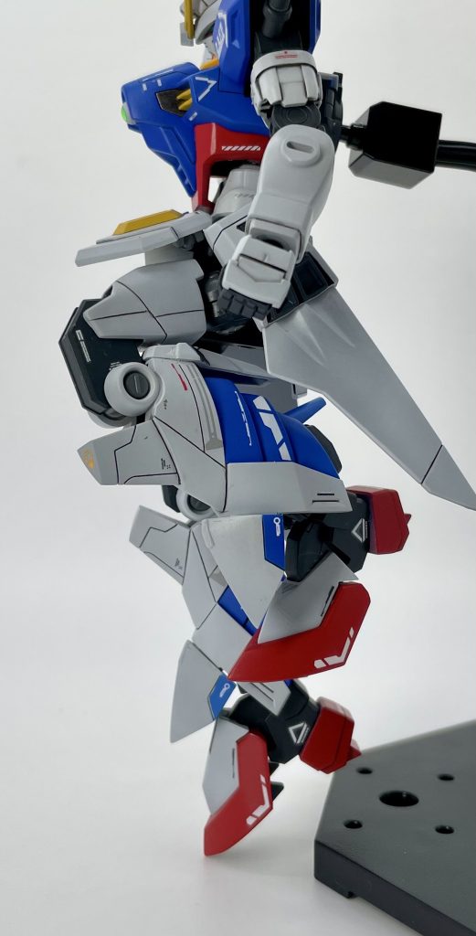 脚部はつま先を可動出来るようにして、つま先を跳ね上げた時に邪魔にならないようにアンクルアーマーを動かせるようにしてみました👍🏻 膝立ちはさすがに厳しいですが、踏ん張りを効かせたポージングや、浮かせた時につま先を下げて脱力させる事が出来るようになったので、表現の幅は少し増やせたかなと思います✨