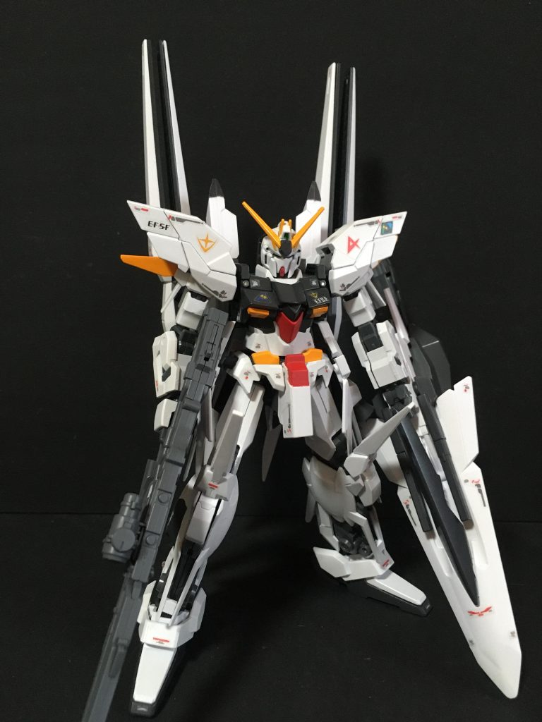 正面右側設定に近いセンチネルカラーで塗装するか?悩んだのですが、センチネルカラーのデルタシリーズはすでに4機あるので、、、ガンダムヘッド+フィンファンネル装備のデルタカイはアムロ機として塗装しました。