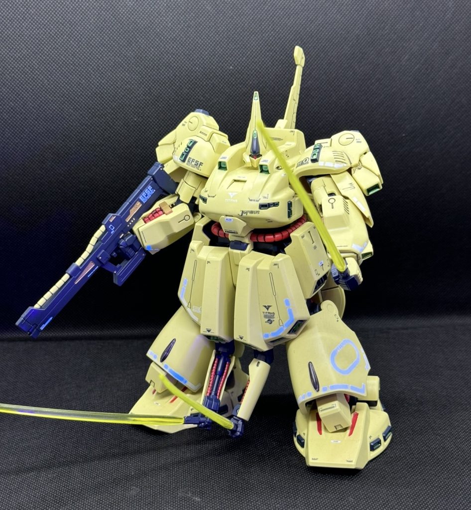 蛍光デカールにブラックライトを照射。