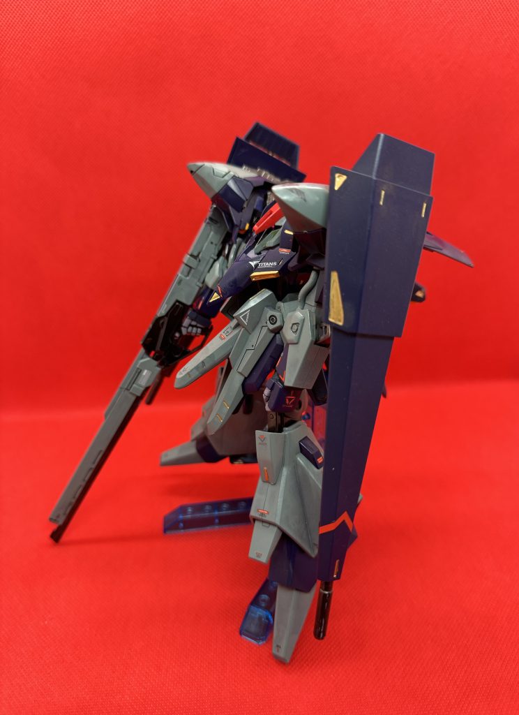 バインダーも重くて、両腕のポージングが難しいです。