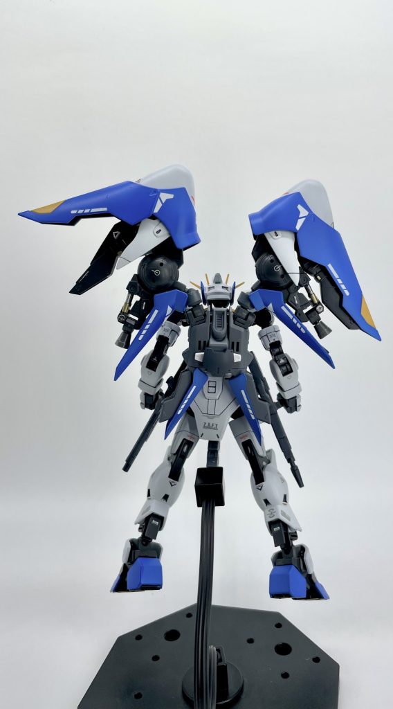 Nジャマーキャンセラー搭載に伴い新造された頭部と胴体、しかし四肢やバックパックは既存のザフトの技術を用いている姿となるようにしてみました😌 しかしバックパックの可変翼は、後のフリーダムへ繋がるヒントのようなものになれば良いなぁと思い、広げて印象が変わるのを目指して作りました☺️ 当初は関節を移植するために買ってきた30MMのポルタノヴァの脚部がウイングに使えるかもしれないと思い使ってみた結果・・だいぶボリューミーに(笑