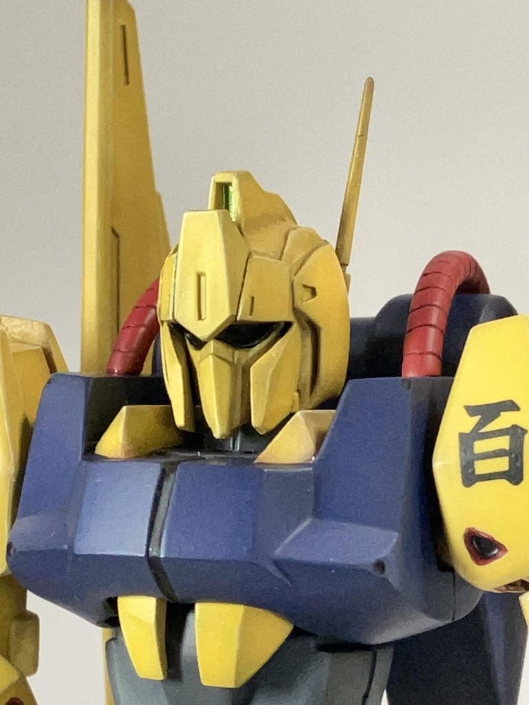 ガンダム顔の定番改造のフェイス部とヘルメットを切り出して、位置を調整して再接着。カメラアイが大きい方が好みなので、大きく見えるように調整しています。