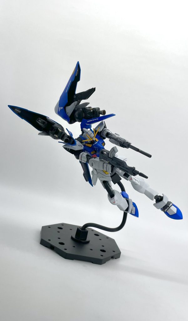 フレキシブルにウイングは可動するため、フルバーニアンのように前にブースターを向けたりジンハイマニューバのように後ろへ逃す事も出来ます✨ 武器類はモビルディンのように二丁持ちが似合いそうだなぁ〜・・っとゆうのは後付けで、本体のフォルムとカラーリングの印象でパーソナルトルーパーのR-1のようにしたいと思って二丁持ちにしました😊 ライフルは二丁とも磁石を仕込みましたのでサイドアーマーへ着脱可能です👍🏻