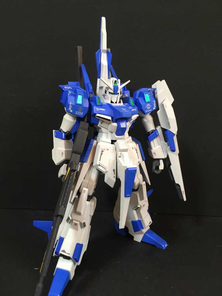 正面右側メタス色を消すために肩アーマーは前後逆にしつつ、腰フロントアーマーはZ2の物を移植しています。※センサー色を一般機用のレッドから隊長機用のグリーンに変更しました。