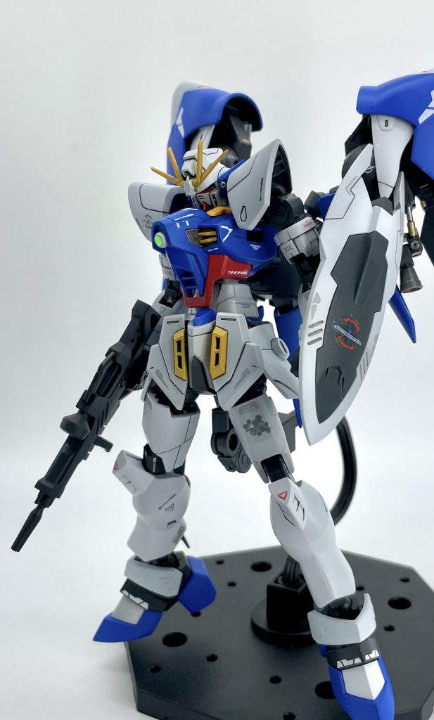 今回は90年代のガンダムのフォルムを強めに出していこうと意識しながら作ってみました☝🏻 OO以降(ターンエーはオーパーツ作品として笑)のガンダムのデザインは個性的なメカデザイナーの起用、そして個性的なMS達をしっかり動かす事が出来るアニメ技術の向上によってこれまでとは違う、全く新しいガンダムの姿をたくさん楽しめるようになりましたね😌 そんな中、改めて90年代のガンダムのカッコ良さを出してみるのも楽しいかもしれないと思い、だいぶ王道を意識して作りました☺️ その中でバンダイの最新技術である30MMの要素を取り入れてみたら、良い感じにメカニカルな要素も入れる事が出来たなと満足しています✨