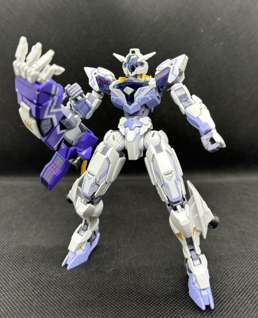 成形色が若干好みでなかったので、すこーし塗り替えた。