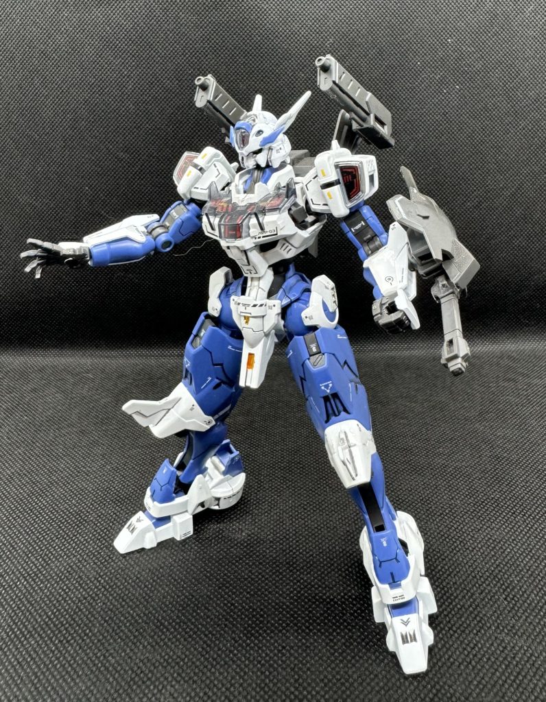 成形色の配色が好みでなかったので、すこし塗り替えた。