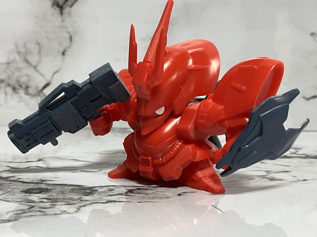 頭部のモノアイをプラバンで作成(正面と横用に2種類)モノアイレールを削って、綺麗に付くように調整しました。他は、合わせ目けしで消えたモールドを掘りなおしたり、プラバンを貼ったり等々、細々と修正