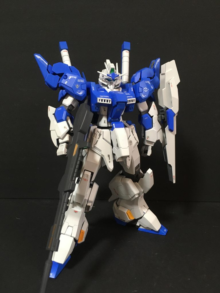 正面右側トーリスリッターのトンガった爪先は連邦仕様に合わないので、ZZの足パーツに変更しています。